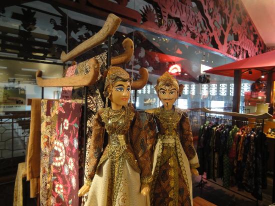 Toko Souvenir via Tripadvisor, Sejarah House of Sampoerna, Lokasi House of Sampoerna, Rute menuju House of Sampoerna, Jam Operasional, Harga Tiket Masuk, Spot di Dalam House of Sampoerna