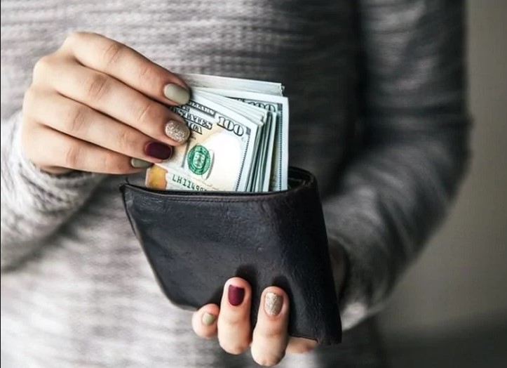 Traveling Menghabiskan Uang, 1. Mitos: “Untuk Dapat Tiket Pesawat Murah, Pesannya Harus Jauh-jauh Hari Sebelum Hari-H.”, 2. Mitos: “Beli tiket pesawat di hari Selasa, harganya lebih murah dari hari lain.”, 3. Mitos: “Jetlag terjadi karena kurang tidur selama di perjalanan.”, 4. Mitos: “Travelling itu mahal dan hanya cocok untuk mereka yang punya banyak duit!”, 5. Mitos: “Traveling cuma cocok untuk mereka yang punya waktu. Saya sih sibuk, nggak sempat jalan-jalan!”, 6. Mitos: “Ngapain jalan-jalan? Ngabisin duit aja ah!”, 7. Mitos: “Solo traveling itu berbahaya. Apalagi kalau kamu perempuan!”, 8. Mitos: “Mumpung masih single, jalan-jalan dulu sepuasnya. Kalau sudah punya anak sih, ribet!”, 9. Mitos: “Bahasa Inggris bisa diterima di seluruh dunia.”, 10. Mitos: “Karena nggak semua negara ngerti bahasa Inggris, kamu harus belajar dulu bahasa negara yang akan dikunjungi sebelum main kesana”, 11. Mitos: “Pergi traveling bareng orang yang belum dikenal itu nggak banget deh! Bahaya!”, 12. Mitos: “Ngapain nginep di hostel? Hostel kan cuma cocok untuk backpackers atau mahasiswa aja!”, 13. Mitos: “Jangan coba-coba ikutan couchsurfing. Bahaya banget menginap di rumah orang yang nggak dikenal, 14. Mitos: “Buku panduan wisata itu nggak selalu tepat. Yang paling oke tuh tanya langsung ke penduduk lokal!”, 15. Mitos: “Pemegang passport Indonesia bakalan ribet kalau mau jalan-jalan keliling dunia.”, 16. Mitos: “Waktu paling strategis untuk menekan budget traveling, adalah dengan berwisata pas low season”, 17. Mitos: “Untuk dapat harga terbaik, pesan kamar hotel lewat situs booking saja.”, 18. Mitos: “Kalau lagi jalan-jalan, jangan jajan di pinggir jalan. Bisa bikin sakit, lho! Mending makan di restoran saja deh!”
