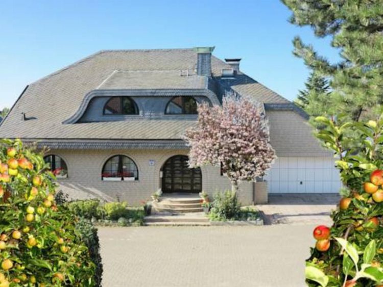 Villa Orchard Frankfurt via Hotel Board, 1. Sendiri Atau Keluarga, Perokok atau Bukan, B&amp;B Hotel Frankfurt City-Ost Menyediakan Akomodasi Untuk Semua Orang!, 2. United Hostel Frankfurt City Center Ini Terkenal Sebagai Penginapan Favorit Para Backpackers Muda Dunia., 3. Bagi Kamu yang Penuh Semangat, Meininger Hotel Frankfurt Main Messe Sepertinya Keren dan Cozy!, 4. Asyiknya Merilekskan Diri dengan Berbagai Layanan Spa di Savoy Hotel, 5. Nggak Perlu Pusing Mikirin Transport Kalau Menginapnya di Comfort Hotel Frankfurt City Center yang Super Strategis, 6. Pura-Pura Punya Rumah Sendiri di Germany dengan Menginap di Villa Orchard Frankfurt yang Nyaman, 7. Penuh Kejutan di Setiap Ruang Clarion Collection Hotel yang Berfasilitas Lengkap, 8. Malas Perjalanan Jauh dari Bandara? Park Inn by Radisson Frankfurt Airport Hotel Sebagai Solusinya!, 9. Ada Lagi Nih Smart Stay Hotel Frankfurt yang Merupakan Cara Pintar untuk Menghemat Budget
