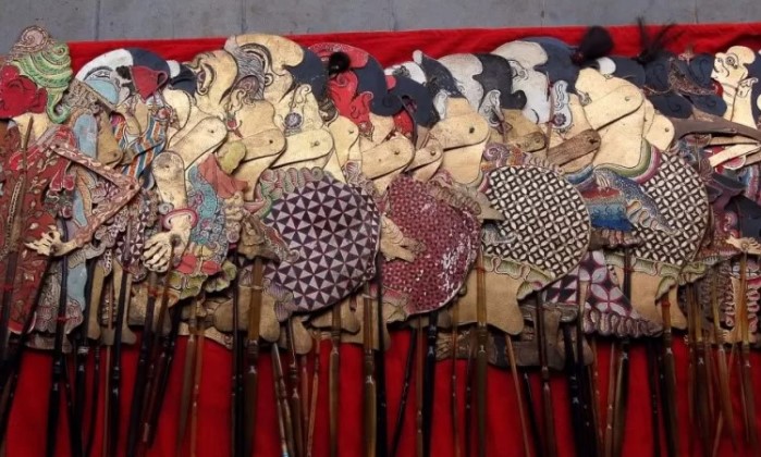 Wayang via 4umer, 1. Bakpia Jogja, 2. Yangko, 3. Geplak, 4. Gudeg Jogja, 5. Coklat Monggo, 6. Salak Pondoh, 7. Tiwul Yu Tum, 8. Jadah Tempe Mbah Carik, 9. Tasuba (Tahu Susu Bakso) Jogja, 10. Belalang Goreng (Walang Goreng), 11. Keripik Belut Jogja, 12. Seafood Olahan Jogja, 13. Peyek Mbok Tumpuk, 14. Batik Jogja, 15. Kerajinan Perak Jogja, 16. Blangkon, 17. Brownies Ubi Ungu, 18. Keripik Tempe Sagu, 19. Jogja Scrummy, 20. Gudeg Kaleng, 21. Gerabah Kasongan, 22. Kaos Dagadu, 23. Kue Mochi, 24. Keripik Welut, 25. Wayang, 26. Kerajinan Kulit, 27. Aksesoris Khas Jogja, 28. Tas Dowa, 29. Bakpia Princess Cake, 30. Wedang Uwuh, 31. Geblek Kulonprogo, 32. Tas Rotan, 33. Kopi Merapi, 1. Naturalan, 2. Kaloka Pottery, 3. Toko Barang Bareng, 4. Dowa Bag And Factory, 6. Mamahke Jogja