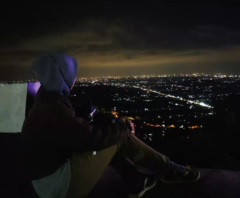 menikmati panorama di malam hari via google maps Adventure KCF, Letak Strategis Bukit Bintang Jogja, Nikmati Pemandangan Kota Yogyakarta di Bukit Bintang, Wisata Kuliner Menggiurkan di Bukit Bintang Jogja, Pemandangan Alam di Bukit Bintang Yang Sangat Menakjubkan, Dinner Romantis di Bukit Bintang Jogja, Fasilitas Bukit Bintang Jogja