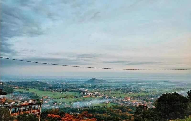 panorama di bukit bintang jogja via Google Maps, Letak Strategis Bukit Bintang Jogja, Nikmati Pemandangan Kota Yogyakarta di Bukit Bintang, Wisata Kuliner Menggiurkan di Bukit Bintang Jogja, Pemandangan Alam di Bukit Bintang Yang Sangat Menakjubkan, Dinner Romantis di Bukit Bintang Jogja, Fasilitas Bukit Bintang Jogja