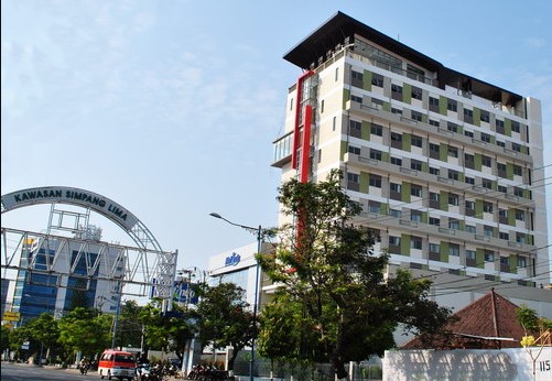 @Hom Hotel via Seputar Semarang, 1. Simpang Lima Residence, 2. Ibis Semarang Simpang Lima, 3. @Hom Hotel, 4. Amaris Hotel Simpang Lima, 5. Sumi Hotel Simpang Lima, 6. Andelir Convention Hotel, 7. Pandanaran Hotel, 8. Allstay Hotel, 9. Singosari Residence, 10. Damai Residence – Heritage Hotel, 11. Permata Guest House, 12. Just Inn, 13. Quest Hotel Semarang, 14. Hotel Ciputra Semarang, 15. Louis Kienne Hotel Simpang Lima, 16. Hotel Santika Premiere Semarang, 17. Holiday Inn Express Semarang Simpang Lima