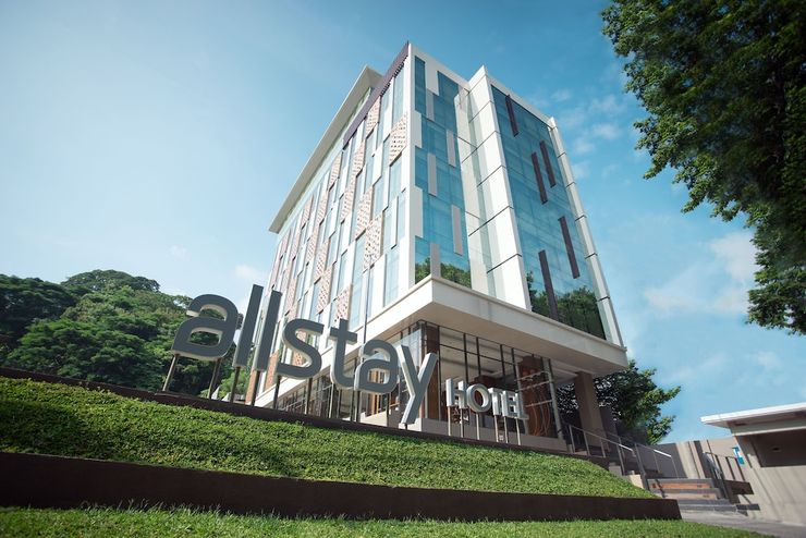 Allstay Hotel, 1. Simpang Lima Residence, 2. Ibis Semarang Simpang Lima, 3. @Hom Hotel, 4. Amaris Hotel Simpang Lima, 5. Sumi Hotel Simpang Lima, 6. Andelir Convention Hotel, 7. Pandanaran Hotel, 8. Allstay Hotel, 9. Singosari Residence, 10. Damai Residence – Heritage Hotel, 11. Permata Guest House, 12. Just Inn, 13. Quest Hotel Semarang, 14. Hotel Ciputra Semarang, 15. Louis Kienne Hotel Simpang Lima, 16. Hotel Santika Premiere Semarang, 17. Holiday Inn Express Semarang Simpang Lima