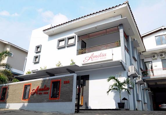 Amelia Guest House Jakarta, 1. Upscale Suites, 2. RedDoorz Plus @Karet Setiabudi, 3. Blessing Residence, 4. Fairmont Jakarta, 5. Amelia Guest House Jakarta, 6. Audah Guesthouse Syariah, 7. Le Meridien, 7. ZEN Premium Sampoerna Strategic Square , 8. Capital O 203 Prasada Mansion , 9. HARRIS Suites FX Sudirman, 10. Aryaduta Semanggi, 11. The Sultan Hotel Jakarta, 12. Crowne Plaza Hotel, 13. The Gunawarman, 14. JW Marriott Hotel Jakarta, 15. OYO 3931 Wtc Kuningan