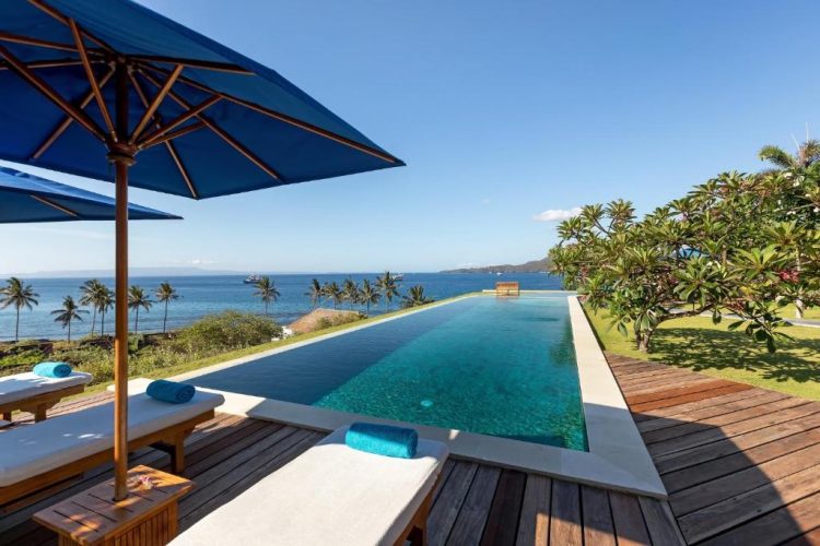 Anda bisa berjemur dan berenang menikmati liburan di Villa Aamisha via Booking, Bali Timur Si Menawan yang Tersembunyi, Villa Aamisha sebuah perpaduan yang indah antara unsur modern dan Bali, Satu Vila Yang Luas, Empat Kamar Tidur Besar, Fitur Vila, Pernikahan Dan Acara Khusus, Fasilitas dan Pelayanan Villa Aamisha, Letak Vila Aamisha