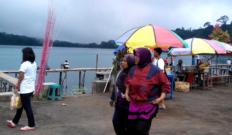 Anda bisa menikmati jagung bakar dan menyewa pancing jika berlibur di Danau Beratan Bali