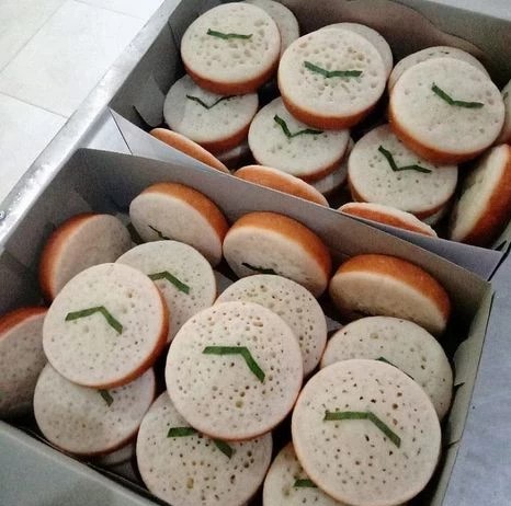 Apem Putih via IG @dwi_djulian, 1. Nasi Liwet Khas Sunda, 2. Nasi Timbel Khas Sunda, 3. Nasi Tutug Oncom, 4. Karedok Khas Sunda, 5. Lotek Sunda, 6. Tumis Genjer Oncom dari Sunda, 7. Pepes Ikan Khas Sunda, 8. Bakakak Hayam, Makanan Khas Sunda yang Unik, 9. Soto Bandung, Salah Satu Makanan Khas Sunda, 10. Soto Mie, Makanan Khas Sunda yang Populer, 11. Mie Kocok, Sajian Kuliner Khas Bandung, 12. Sate Maranggi, Makanan Khas Sunda yang Mendunia, 13. Empal Gentong Khas Jawa Barat, 14. Kupat Tahu, Menu Sarapan Khas Sunda, 15. Geco, Makanan Khas Cianjur, 16. Surabi, Makanan Khas Tradisional Sunda, 17. Tahu Sumedang Khas Sunda, 18. Tahu Gejrot Khas Sunda, 19. Combro Khas Sunda, 20. Bapatong, Makanan Khas Sunda yang Nikmat, 21. Cungkring, Makanan Khas Sunda dari Bogor, 22. Peuyeum Khas Sunda, 23. Kadedemes, Khas Sunda Jawa Barat, 24. Laksa Bogor, Khas Sunda, 25. Batagor, 26. Gepuk, 27. Basreng, 28. Dodol Garut, 29. Kue Gemblong, 30. Kue Cucur, 31. Apem Putih
