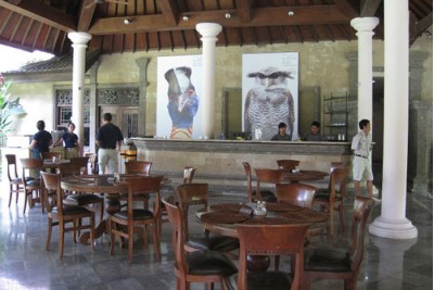 Bali Bird Park Cafe, Taman Burung Bali Bird Park, Harga Tiket Masuk untuk Wisatawan Domestik, Jam Buka , Apa yang menarik di Bali Bird Park?, Ruang hidup yang tertata dengan baik dengan 50 pohon Palm dan 2000 Tanaman Tropis, Melihat pusat perkembangbiakan burung dari bertelur sampai menetas, Lokasi restauran dan cafe yang menyenangkan dengan suasana alam dan kicauan burung, Atraksi dan Pertunjukan di Bali Bird Park, Jadwal Pertunjukan, Tips Liburan ke Bali Bird Park, Cara Terbaik Menuju Lokasi Bali Bird Park Gianyar, Waktu Terbaik Liburan Ke Bird Park Gianyar