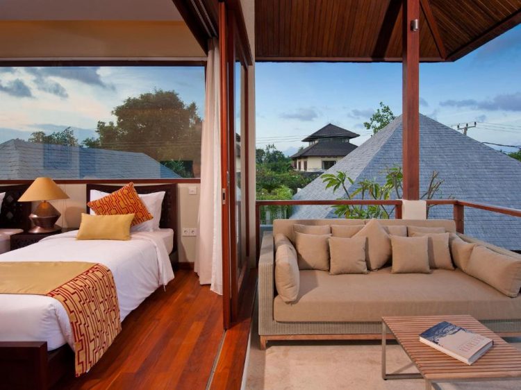 Batu Belig Suite Bedroom dengan double bed terletak di lantai atas villa
