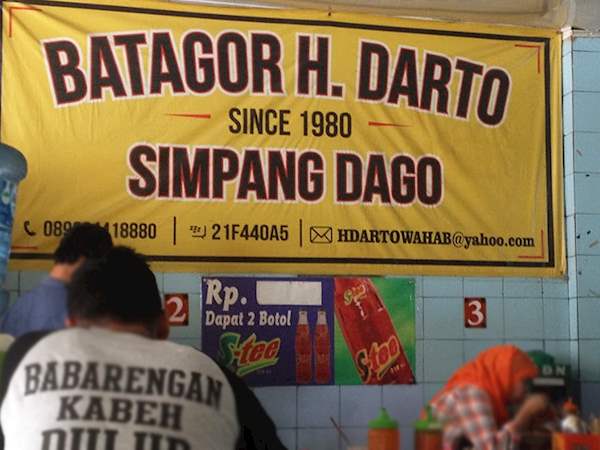 Batagor Darto via Tasteatlas, 1. Chingu Cafe, 2. Pino Pizza (Tutup Permanen), 3. Nasi Goreng Mafia, 4. Waroeng Setiabudhi, 5. Batagor Darto, 6. Kafe Burangrang, 7. Maeta Coffee, 8. Bakso Istigfar, 9. Bebek Goreng Haji Slamet, 10. Dapur Dahapati, 11. Sapu Lidi Resto and Cafe, 12. Cafe d’Pakar, 13. Kafe Lawangwangi, 14. Rumah Sosis, 15. Mie Kocok Mang Dadeng, 17. Braga Citywalk, 20. Warung Prasmanan Ceu Mar, 27. Suis Butcher, 29. Makan di Kapal Pinisi Danau Situ Patenggang, 35. Nasi Bancakan Mang Barna dan Bi Oom, 36. Rumah Makan Ampera, 37. Mie Ramen, 38. Paskal Food Market, 39. The Valley Bistro and Cafe, 40. Warung Salse, 41. Congo Cafe And Gallery, 42. Natural Resto dan Strawberry Land, 43. Kampung Daun, 44. Roemah Nenek Resto Cafe, 45. Atmosphere Resort Cafe , 46. Raja Rasa, 47. Cie Rasa Loom Buah Batu