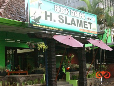 Bebek Goreng Haji Slamet via Selerakita, 1. Chingu Cafe, 2. Pino Pizza (Tutup Permanen), 3. Nasi Goreng Mafia, 4. Waroeng Setiabudhi, 5. Batagor Darto, 6. Kafe Burangrang, 7. Maeta Coffee, 8. Bakso Istigfar, 9. Bebek Goreng Haji Slamet, 10. Dapur Dahapati, 11. Sapu Lidi Resto and Cafe, 12. Cafe d’Pakar, 13. Kafe Lawangwangi, 14. Rumah Sosis, 15. Mie Kocok Mang Dadeng, 17. Braga Citywalk, 20. Warung Prasmanan Ceu Mar, 27. Suis Butcher, 29. Makan di Kapal Pinisi Danau Situ Patenggang, 35. Nasi Bancakan Mang Barna dan Bi Oom, 36. Rumah Makan Ampera, 37. Mie Ramen, 38. Paskal Food Market, 39. The Valley Bistro and Cafe, 40. Warung Salse, 41. Congo Cafe And Gallery, 42. Natural Resto dan Strawberry Land, 43. Kampung Daun, 44. Roemah Nenek Resto Cafe, 45. Atmosphere Resort Cafe , 46. Raja Rasa, 47. Cie Rasa Loom Buah Batu