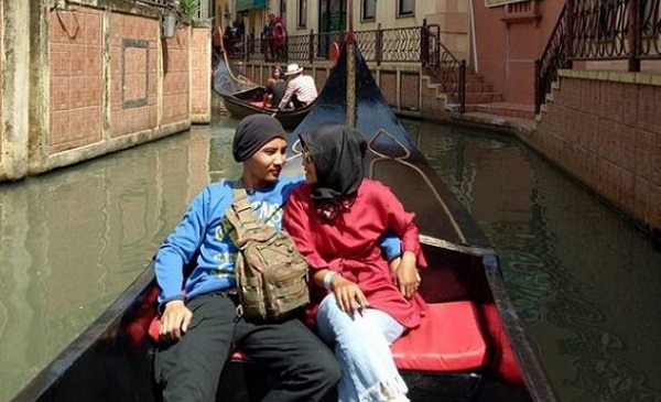 Berkeliling sungai buatan dengan Gondola, Little Venice Kota Bunga, Alamat Little Venice Kota Bunga, Rute Menuju Lokasi dari Kota Bogor, Harga Tiket Masuk, Penginapan di Kota Bunga, Aktivitas Seru di Little Venice, Fasilitas , Tips Berlibur