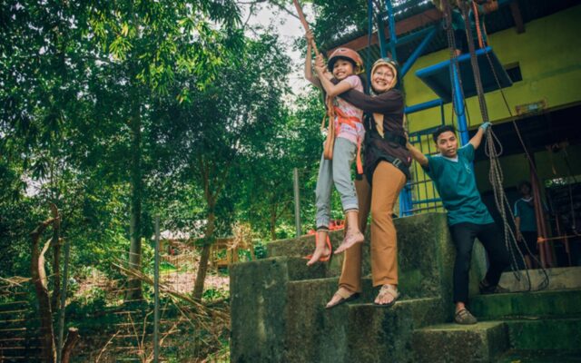 Bermain flying fox di taman botani sukorambi, Wahana Taman Botani Sukorambi, Fasilitas Taman Botani Sukorambi, Jam Operasional, Harga Tiket Masuk, Tips Wisata