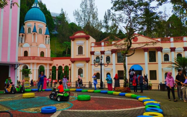 Bermain wahana permainan untuk anak-anak via Google Maps Irfan Dadi, Little Venice Kota Bunga, Alamat Little Venice Kota Bunga, Rute Menuju Lokasi dari Kota Bogor, Harga Tiket Masuk, Penginapan di Kota Bunga, Aktivitas Seru di Little Venice, Fasilitas , Tips Berlibur