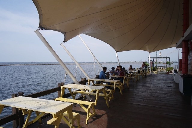 Columbus Cafe via Pergikuliner, 1. Ombak Tepi Laut, 2. Marina Kitchen, 3. Jimbaran Resto, 4. Talaga Sampireun (Tutup), 5. Le Bridge, 6. Segarra Ancol (Tutup), 7. Bandar Djakarta, 8. Seaside Suki (Tutup Permanen), 9. Nelayan Seafood Restaurant (Tutup), 10. Gubug Makan Mang Engking Ancol, 11. The Pier Bay Kalaha, 12. Teratai Restaurant- Discovery Hotel (Tutup), 13. A&amp;W Ancol, 14. Nyiur Resto, 15. Oceanic Seabreeze (Tutup), 16. Saung Layaran, 17. 33 Degress Rooftop Lounge And Bar, 18. Ayam Tepi Laut, 19. Columbus Cafe, 20. BEACHFOOD ANCOL, 21. Sunda Kelapa Seafood