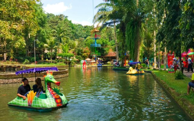 Danau buatan dan berbagai wahana permainan via Google Maps Rhoshandhayani KT, Wahana Taman Botani Sukorambi, Fasilitas Taman Botani Sukorambi, Jam Operasional, Harga Tiket Masuk, Tips Wisata