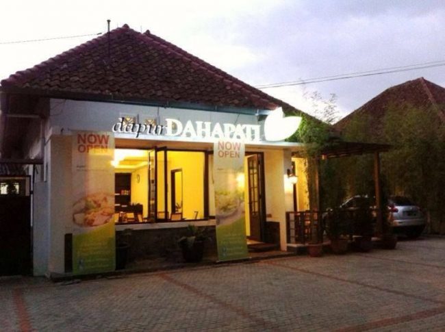 Dapur Dahapati via Pikiran Rakyat, 1. Chingu Cafe, 2. Pino Pizza (Tutup Permanen), 3. Nasi Goreng Mafia, 4. Waroeng Setiabudhi, 5. Batagor Darto, 6. Kafe Burangrang, 7. Maeta Coffee, 8. Bakso Istigfar, 9. Bebek Goreng Haji Slamet, 10. Dapur Dahapati, 11. Sapu Lidi Resto and Cafe, 12. Cafe d’Pakar, 13. Kafe Lawangwangi, 14. Rumah Sosis, 15. Mie Kocok Mang Dadeng, 17. Braga Citywalk, 20. Warung Prasmanan Ceu Mar, 27. Suis Butcher, 29. Makan di Kapal Pinisi Danau Situ Patenggang, 35. Nasi Bancakan Mang Barna dan Bi Oom, 36. Rumah Makan Ampera, 37. Mie Ramen, 38. Paskal Food Market, 39. The Valley Bistro and Cafe, 40. Warung Salse, 41. Congo Cafe And Gallery, 42. Natural Resto dan Strawberry Land, 43. Kampung Daun, 44. Roemah Nenek Resto Cafe, 45. Atmosphere Resort Cafe , 46. Raja Rasa, 47. Cie Rasa Loom Buah Batu