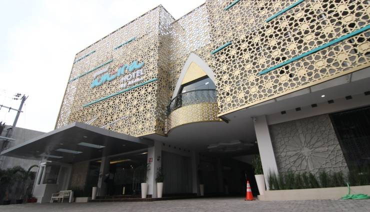 Grand Amira Hotel Solo by Azana, 1. Hotel Bandar Narita, 2. Airy Terminal Tirtonadi, 3. Hotel Tirtonadi Permai, 4. Hotel Keprabon, 5. Mandala Wisata Boutique House, 6. Amaris Hotel Sriwedari, 7. Grand Amira Hotel Solo by Azana, 8. Twin Star Hotel, 9. Swiss-Belinn Saripetojo, 10. Rumah Turi Boutique Resort, 11. The Edelweiss Hideaway, 12. Grand Sae Boutique, 13. Hotel Trihadhi, 14. Hotel Djayakarta, 15. Kusuma Kartikasari, 16. Sarila, 17. RedDoorz Plus Purwosari, 18. Favehotel, 19. Hotel Seribu