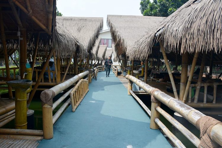 Gubug Makan Mang Engking Ancol via Sinarharapan, 1. Ombak Tepi Laut, 2. Marina Kitchen, 3. Jimbaran Resto, 4. Talaga Sampireun (Tutup), 5. Le Bridge, 6. Segarra Ancol (Tutup), 7. Bandar Djakarta, 8. Seaside Suki (Tutup Permanen), 9. Nelayan Seafood Restaurant (Tutup), 10. Gubug Makan Mang Engking Ancol, 11. The Pier Bay Kalaha, 12. Teratai Restaurant- Discovery Hotel (Tutup), 13. A&amp;W Ancol, 14. Nyiur Resto, 15. Oceanic Seabreeze (Tutup), 16. Saung Layaran, 17. 33 Degress Rooftop Lounge And Bar, 18. Ayam Tepi Laut, 19. Columbus Cafe, 20. BEACHFOOD ANCOL, 21. Sunda Kelapa Seafood