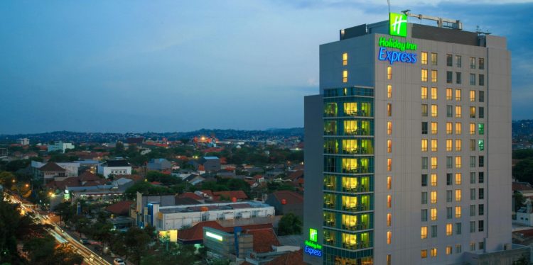 Holiday Inn Express Semarang Simpang Lima, 1. Simpang Lima Residence, 2. Ibis Semarang Simpang Lima, 3. @Hom Hotel, 4. Amaris Hotel Simpang Lima, 5. Sumi Hotel Simpang Lima, 6. Andelir Convention Hotel, 7. Pandanaran Hotel, 8. Allstay Hotel, 9. Singosari Residence, 10. Damai Residence – Heritage Hotel, 11. Permata Guest House, 12. Just Inn, 13. Quest Hotel Semarang, 14. Hotel Ciputra Semarang, 15. Louis Kienne Hotel Simpang Lima, 16. Hotel Santika Premiere Semarang, 17. Holiday Inn Express Semarang Simpang Lima
