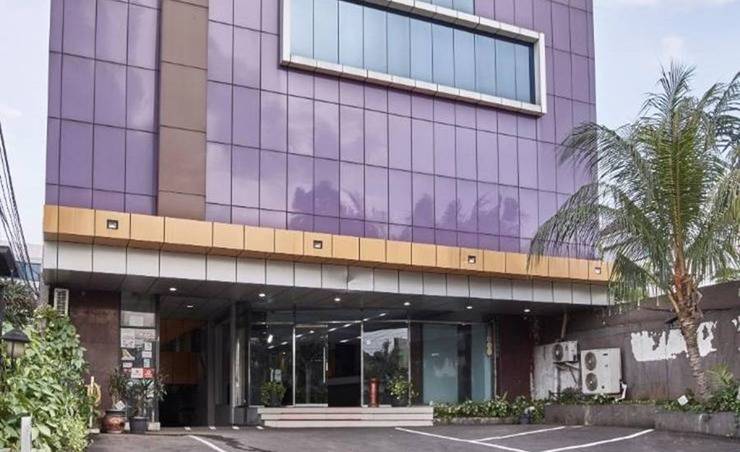 Hotel Alma, 1. The Packer Lodge, 2. Al Thalib Hotel Syariah, 3. Onyx Residence, 4. House of Arsonia Bougainvillea , 5. Karsa Utama Hotel, 6. Hotel Alamanda, 7. LeGreen Suite, 8. House of Arsonia Tulip, 9. Hotel Alma, 10. Juno Tanah Abang Jakarta, 11. Hotel Mustika Tanah Abang, 12. Hotel Celvasha, 14. Hotel Alma, 15. N1 Hotel Tanah Abang