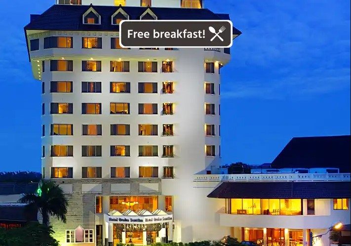 Hotel Santika Premiere Semarang, 1. Simpang Lima Residence, 2. Ibis Semarang Simpang Lima, 3. @Hom Hotel, 4. Amaris Hotel Simpang Lima, 5. Sumi Hotel Simpang Lima, 6. Andelir Convention Hotel, 7. Pandanaran Hotel, 8. Allstay Hotel, 9. Singosari Residence, 10. Damai Residence – Heritage Hotel, 11. Permata Guest House, 12. Just Inn, 13. Quest Hotel Semarang, 14. Hotel Ciputra Semarang, 15. Louis Kienne Hotel Simpang Lima, 16. Hotel Santika Premiere Semarang, 17. Holiday Inn Express Semarang Simpang Lima