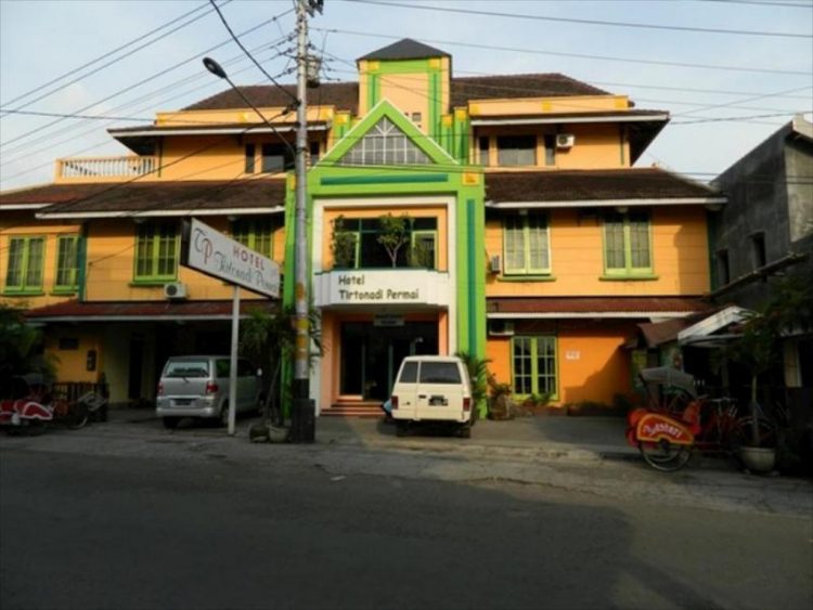 Hotel Tirtonadi Permai, 1. Hotel Bandar Narita, 2. Airy Terminal Tirtonadi, 3. Hotel Tirtonadi Permai, 4. Hotel Keprabon, 5. Mandala Wisata Boutique House, 6. Amaris Hotel Sriwedari, 7. Grand Amira Hotel Solo by Azana, 8. Twin Star Hotel, 9. Swiss-Belinn Saripetojo, 10. Rumah Turi Boutique Resort, 11. The Edelweiss Hideaway, 12. Grand Sae Boutique, 13. Hotel Trihadhi, 14. Hotel Djayakarta, 15. Kusuma Kartikasari, 16. Sarila, 17. RedDoorz Plus Purwosari, 18. Favehotel, 19. Hotel Seribu