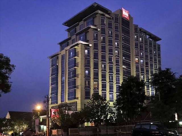 Ibis Semarang Simpang Lima via Agoda, 1. Simpang Lima Residence, 2. Ibis Semarang Simpang Lima, 3. @Hom Hotel, 4. Amaris Hotel Simpang Lima, 5. Sumi Hotel Simpang Lima, 6. Andelir Convention Hotel, 7. Pandanaran Hotel, 8. Allstay Hotel, 9. Singosari Residence, 10. Damai Residence – Heritage Hotel, 11. Permata Guest House, 12. Just Inn, 13. Quest Hotel Semarang, 14. Hotel Ciputra Semarang, 15. Louis Kienne Hotel Simpang Lima, 16. Hotel Santika Premiere Semarang, 17. Holiday Inn Express Semarang Simpang Lima