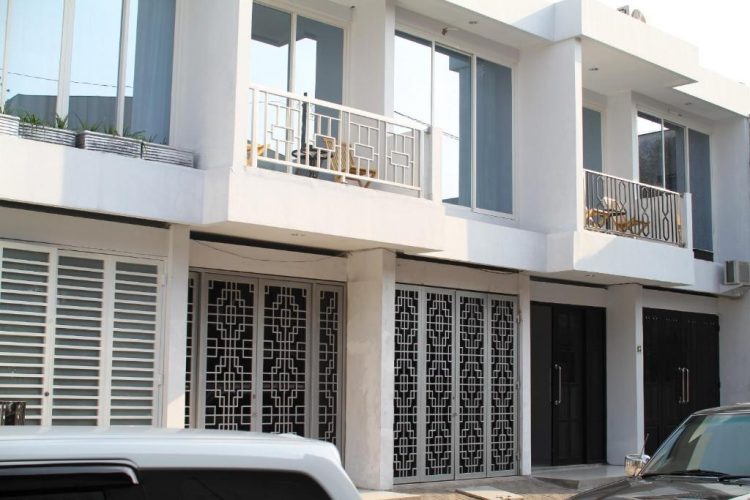 Just Inn, 1. Simpang Lima Residence, 2. Ibis Semarang Simpang Lima, 3. @Hom Hotel, 4. Amaris Hotel Simpang Lima, 5. Sumi Hotel Simpang Lima, 6. Andelir Convention Hotel, 7. Pandanaran Hotel, 8. Allstay Hotel, 9. Singosari Residence, 10. Damai Residence – Heritage Hotel, 11. Permata Guest House, 12. Just Inn, 13. Quest Hotel Semarang, 14. Hotel Ciputra Semarang, 15. Louis Kienne Hotel Simpang Lima, 16. Hotel Santika Premiere Semarang, 17. Holiday Inn Express Semarang Simpang Lima