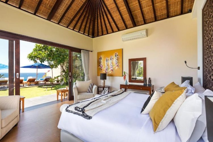 Kamar tidur yang luas tempat peristirahatan para pengunjungnya via booking, Bali Timur Si Menawan yang Tersembunyi, Villa Aamisha sebuah perpaduan yang indah antara unsur modern dan Bali, Satu Vila Yang Luas, Empat Kamar Tidur Besar, Fitur Vila, Pernikahan Dan Acara Khusus, Fasilitas dan Pelayanan Villa Aamisha, Letak Vila Aamisha