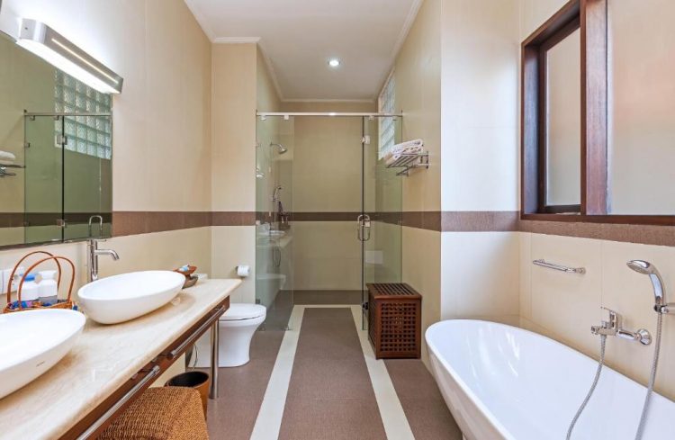Kamar Mandi Villa Aamisha, Bali Timur Si Menawan yang Tersembunyi, Villa Aamisha sebuah perpaduan yang indah antara unsur modern dan Bali, Satu Vila Yang Luas, Empat Kamar Tidur Besar, Fitur Vila, Pernikahan Dan Acara Khusus, Fasilitas dan Pelayanan Villa Aamisha, Letak Vila Aamisha
