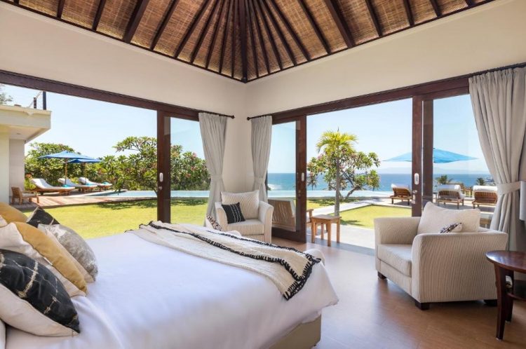 Kamar Tidur yang nyaman di Villa Aamisha via Booking, Bali Timur Si Menawan yang Tersembunyi, Villa Aamisha sebuah perpaduan yang indah antara unsur modern dan Bali, Satu Vila Yang Luas, Empat Kamar Tidur Besar, Fitur Vila, Pernikahan Dan Acara Khusus, Fasilitas dan Pelayanan Villa Aamisha, Letak Vila Aamisha