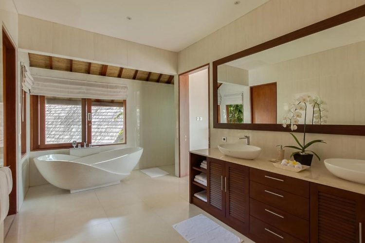 Kamar mandi dari keramik putih yang elegan, Sewa Villa di Amed, Ombak yang Tenang dan Cocok Untuk Liburan., Oase Tenang di Sepanjang Pantai Timur Pulau Bali, Villa Lepas Pantai yang Nyaman, Ini adalah tempat yang tepat bagi Anda yang mengutamakan privasi, Staf yang Ramah, Fasilitas dan Layanan yang disediakan villa bagi penyewanya:, Cara Akses ke Villa :, How to get there, Aktvitas Wisata yang bisa anda lakukan di sana, Testimonial