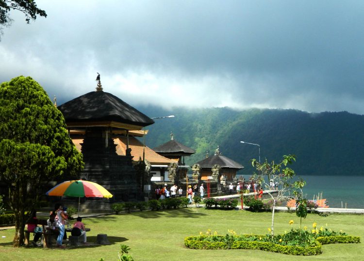 Keluarga yang sedang bersantai di dalam Objek Wisata Danau Baratan Bali