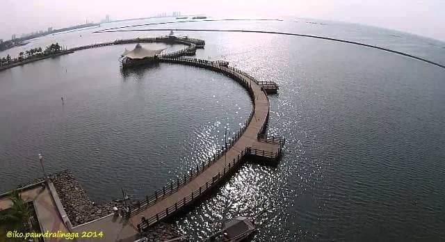 Le Bridge via Youtube', 1. Ombak Tepi Laut, 2. Marina Kitchen, 3. Jimbaran Resto, 4. Talaga Sampireun (Tutup), 5. Le Bridge, 6. Segarra Ancol (Tutup), 7. Bandar Djakarta, 8. Seaside Suki (Tutup Permanen), 9. Nelayan Seafood Restaurant (Tutup), 10. Gubug Makan Mang Engking Ancol, 11. The Pier Bay Kalaha, 12. Teratai Restaurant- Discovery Hotel (Tutup), 13. A&amp;W Ancol, 14. Nyiur Resto, 15. Oceanic Seabreeze (Tutup), 16. Saung Layaran, 17. 33 Degress Rooftop Lounge And Bar, 18. Ayam Tepi Laut, 19. Columbus Cafe, 20. BEACHFOOD ANCOL, 21. Sunda Kelapa Seafood