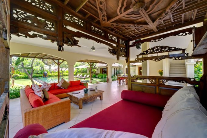 Living Room untuk bersantai dan menghadap ke kolam renang, Istirahatlah dengan Nyaman di 4 Kamar Tidur yang Istimewa di Villa Asmara, Fasilitas dan Pelayanan yang Menyenangkan yang akan Anda Dapatkan, Lokasi Strategis dan Indah dengan Hamparan Persawahan, Point of Interest Terdekat dari Villa, Testimonial
