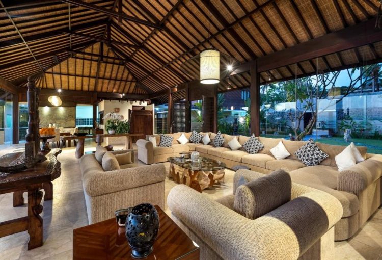 Living Room via Booking, Bali Timur Si Menawan yang Tersembunyi, Villa Aamisha sebuah perpaduan yang indah antara unsur modern dan Bali, Satu Vila Yang Luas, Empat Kamar Tidur Besar, Fitur Vila, Pernikahan Dan Acara Khusus, Fasilitas dan Pelayanan Villa Aamisha, Letak Vila Aamisha
