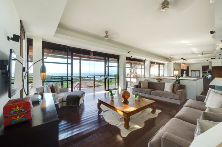 Living Room yang stylish dengan latar pemandangan laut, 1. Villa Jamalu  – villa 4 kamar tidur di atas tebing dengan pemandangan laut di Jimbaran Bali, 2. Villa Hanani – villa di pinggir pantai dengan 2 kamar tidur di Jimbaran Bali, 3. Villa Adenium, 4. Villa Aiko, 5. Temple Hill Residence Villa (Mulai Rp 1,67 Juta Per Malam), 6. Kayumanis Jimbaran Private Villas &amp; Spa, 7. Villa Blue Horizon Bali Rp 1.755.160, 8. Vandana Villa Jimbaran, 9. Villa Bali Blue  8 Orang 2.770.750, 10. Villa Camellia, 11. Villa AYANA Resort (mulai IDR 4.933.698), 12. Jimbaran Balangan Beach Front Villa Nakar (mulai IDR 2.104.286), 13. Villa Rama Shinta Jimbaran (mulai IDR 1.492.906), 14. Villa Aum (mulai IDR 12.000.119), 15. Villa Bening (mulai IDR 2.402.867)