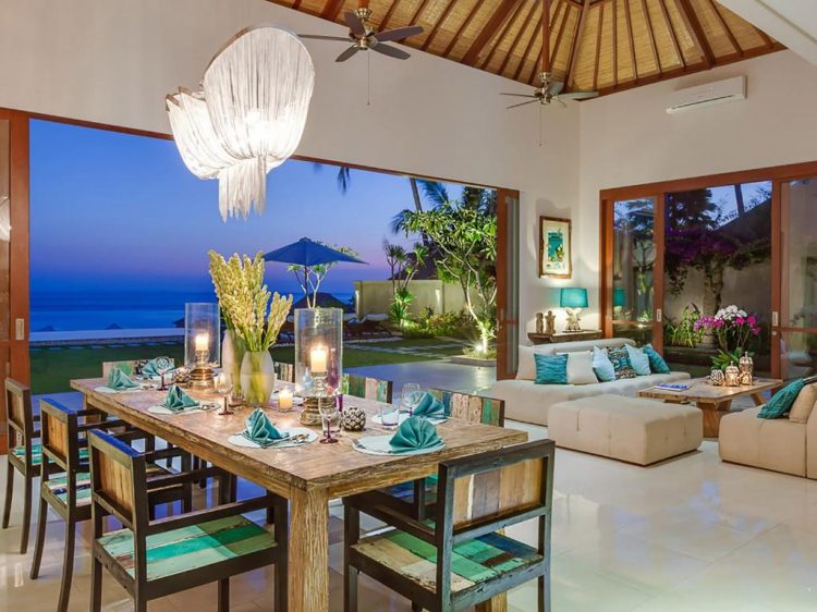 Living Room dan Ruang Makan, Sewa Villa di Amed, Ombak yang Tenang dan Cocok Untuk Liburan., Oase Tenang di Sepanjang Pantai Timur Pulau Bali, Villa Lepas Pantai yang Nyaman, Ini adalah tempat yang tepat bagi Anda yang mengutamakan privasi, Staf yang Ramah, Fasilitas dan Layanan yang disediakan villa bagi penyewanya:, Cara Akses ke Villa :, How to get there, Aktvitas Wisata yang bisa anda lakukan di sana, Testimonial