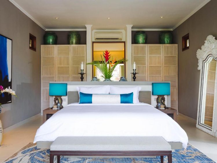 Master Suite Arsana Estate via Booking, 1. The Arsana Estate – villa private dengan 5 kamar tidur di Tanah Lot Bali, 2. Villa Maridadi – villa atas tebing pemandangan laut dengan 11 kamar tidur di Nusa Dua Bali, 3. Villa Belong Dua, Bergaya Arsitektur Bali di Desa Nelayan Seseh Bali, 4. Villa Sophia, 5. Villa 58 Tanah Lot, 6. Private Villa Retreat UTOPIA, 7. The Kryamaha Villas, 8. Villa Puspa, 9. Urban Villa – Joshua District, 10. Villa Vedas, 11. Silversand Villa