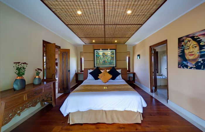 Master Suite Kamar No.1, Istirahatlah dengan Nyaman di 4 Kamar Tidur yang Istimewa di Villa Asmara, Fasilitas dan Pelayanan yang Menyenangkan yang akan Anda Dapatkan, Lokasi Strategis dan Indah dengan Hamparan Persawahan, Point of Interest Terdekat dari Villa, Testimonial