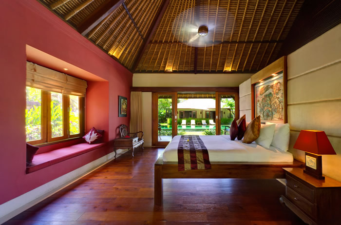 Master Suite Kamar No.2, Istirahatlah dengan Nyaman di 4 Kamar Tidur yang Istimewa di Villa Asmara, Fasilitas dan Pelayanan yang Menyenangkan yang akan Anda Dapatkan, Lokasi Strategis dan Indah dengan Hamparan Persawahan, Point of Interest Terdekat dari Villa, Testimonial