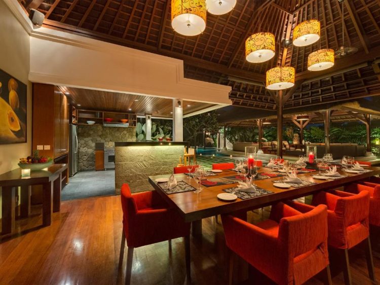 Meja makan dan tempat bersantai di villa Asta