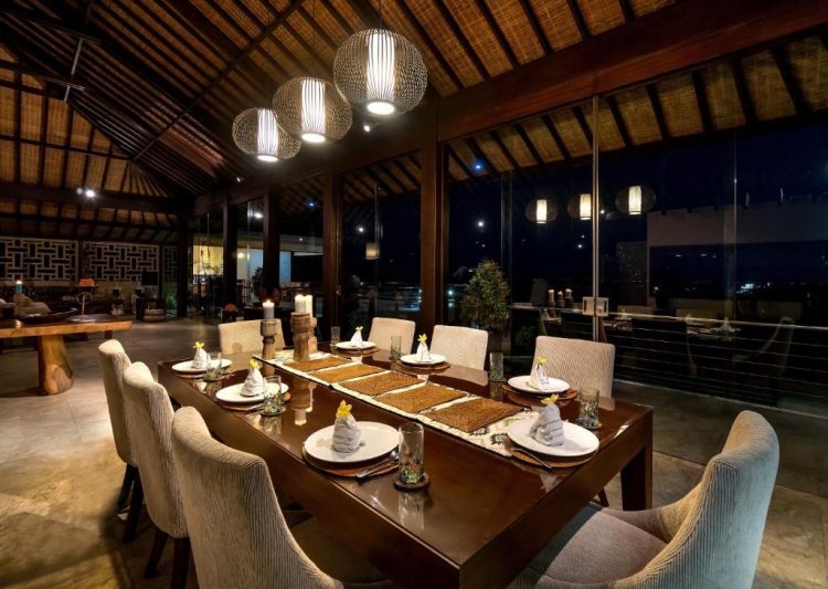Meja makan dan mini bar via Booking, Bali Timur Si Menawan yang Tersembunyi, Villa Aamisha sebuah perpaduan yang indah antara unsur modern dan Bali, Satu Vila Yang Luas, Empat Kamar Tidur Besar, Fitur Vila, Pernikahan Dan Acara Khusus, Fasilitas dan Pelayanan Villa Aamisha, Letak Vila Aamisha