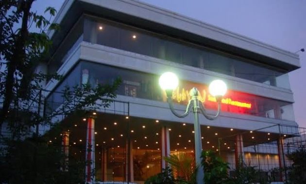 Nelayan Seafood Restaurant, 1. Ombak Tepi Laut, 2. Marina Kitchen, 3. Jimbaran Resto, 4. Talaga Sampireun (Tutup), 5. Le Bridge, 6. Segarra Ancol (Tutup), 7. Bandar Djakarta, 8. Seaside Suki (Tutup Permanen), 9. Nelayan Seafood Restaurant (Tutup), 10. Gubug Makan Mang Engking Ancol, 11. The Pier Bay Kalaha, 12. Teratai Restaurant- Discovery Hotel (Tutup), 13. A&amp;W Ancol, 14. Nyiur Resto, 15. Oceanic Seabreeze (Tutup), 16. Saung Layaran, 17. 33 Degress Rooftop Lounge And Bar, 18. Ayam Tepi Laut, 19. Columbus Cafe, 20. BEACHFOOD ANCOL, 21. Sunda Kelapa Seafood