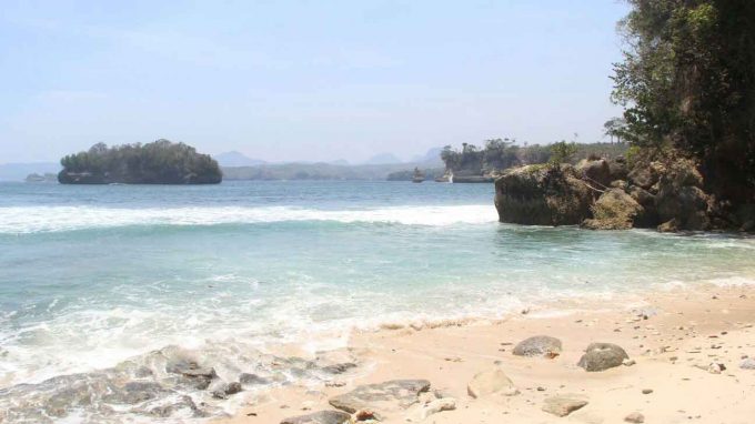 Pantai Godeg, 1. Pantai Molang, 2. Pantai Popoh, 3. Pantai Kedung Tumpang, 4. Pantai Pathok Gebang, 5. Pantai Ngalur Sanggar, 6. Pantai Coro, 7. Pantai Lumbung, 8. Pantai Klatak, 9. Pantai Brumbun, 10. Pantai Sine, 11. Pantai Gemah, 12. Pantai Sioro, 13. Pantai Godeg, 14. Pantai Dlodo, 15. Pantai Gerangan, 16. Pantai Dadap, 17. Pantai Sidem, 18. Pantai Pacar, 19. Pantai Nglarap Tulungagung, 20. Pantai Putihan, 21. Pantai Sawah Ombo, 22. Pantai Tebing Pancing Tulungagung, 23. Pantai Gladak, 24. Pantai Semrawang Tulungagung, 25. Pantai Tebing Banyu Mulok Tulungagung, 26. Pantai Ngapuracang Tulungagung