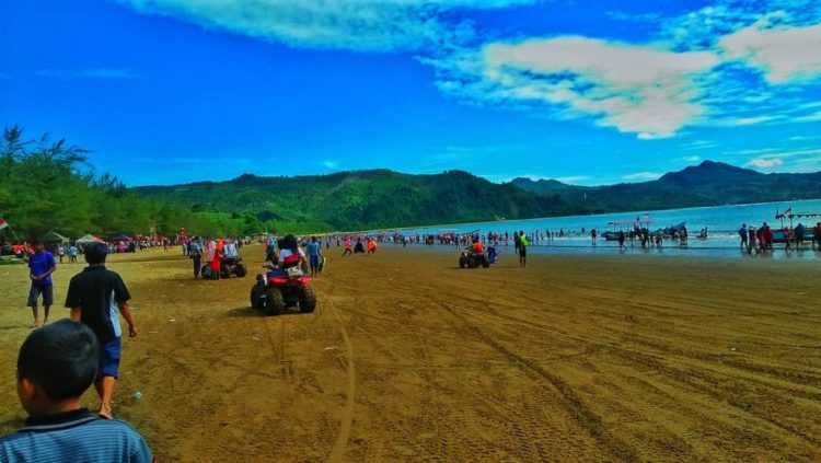 Pantai Gemah, 1. Pantai Molang, 2. Pantai Popoh, 3. Pantai Kedung Tumpang, 4. Pantai Pathok Gebang, 5. Pantai Ngalur Sanggar, 6. Pantai Coro, 7. Pantai Lumbung, 8. Pantai Klatak, 9. Pantai Brumbun, 10. Pantai Sine, 11. Pantai Gemah, 12. Pantai Sioro, 13. Pantai Godeg, 14. Pantai Dlodo, 15. Pantai Gerangan, 16. Pantai Dadap, 17. Pantai Sidem, 18. Pantai Pacar, 19. Pantai Nglarap Tulungagung, 20. Pantai Putihan, 21. Pantai Sawah Ombo, 22. Pantai Tebing Pancing Tulungagung, 23. Pantai Gladak, 24. Pantai Semrawang Tulungagung, 25. Pantai Tebing Banyu Mulok Tulungagung, 26. Pantai Ngapuracang Tulungagung