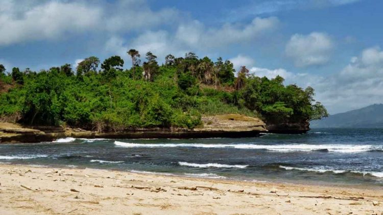 Pantai Gerangan, 1. Pantai Molang, 2. Pantai Popoh, 3. Pantai Kedung Tumpang, 4. Pantai Pathok Gebang, 5. Pantai Ngalur Sanggar, 6. Pantai Coro, 7. Pantai Lumbung, 8. Pantai Klatak, 9. Pantai Brumbun, 10. Pantai Sine, 11. Pantai Gemah, 12. Pantai Sioro, 13. Pantai Godeg, 14. Pantai Dlodo, 15. Pantai Gerangan, 16. Pantai Dadap, 17. Pantai Sidem, 18. Pantai Pacar, 19. Pantai Nglarap Tulungagung, 20. Pantai Putihan, 21. Pantai Sawah Ombo, 22. Pantai Tebing Pancing Tulungagung, 23. Pantai Gladak, 24. Pantai Semrawang Tulungagung, 25. Pantai Tebing Banyu Mulok Tulungagung, 26. Pantai Ngapuracang Tulungagung