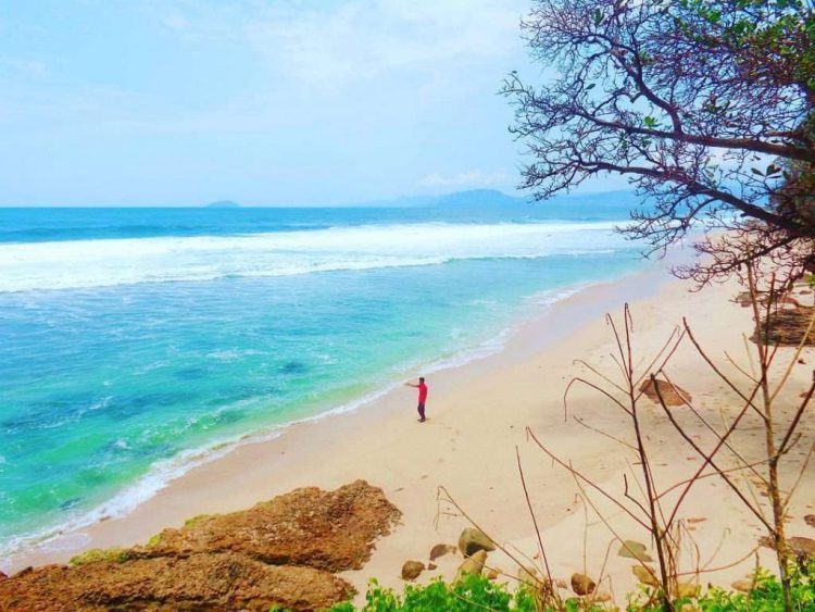 Pantai Gladak via IG @hamba_alloh1, 1. Pantai Molang, 2. Pantai Popoh, 3. Pantai Kedung Tumpang, 4. Pantai Pathok Gebang, 5. Pantai Ngalur Sanggar, 6. Pantai Coro, 7. Pantai Lumbung, 8. Pantai Klatak, 9. Pantai Brumbun, 10. Pantai Sine, 11. Pantai Gemah, 12. Pantai Sioro, 13. Pantai Godeg, 14. Pantai Dlodo, 15. Pantai Gerangan, 16. Pantai Dadap, 17. Pantai Sidem, 18. Pantai Pacar, 19. Pantai Nglarap Tulungagung, 20. Pantai Putihan, 21. Pantai Sawah Ombo, 22. Pantai Tebing Pancing Tulungagung, 23. Pantai Gladak, 24. Pantai Semrawang Tulungagung, 25. Pantai Tebing Banyu Mulok Tulungagung, 26. Pantai Ngapuracang Tulungagung
